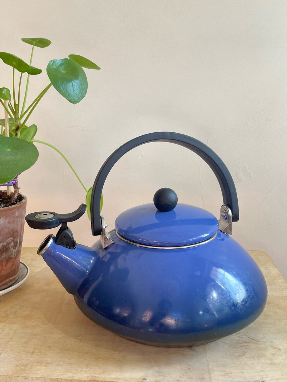 Le Creuset Blue "Zen" Tea Kettle - 1.6 Qt / 1.5 L